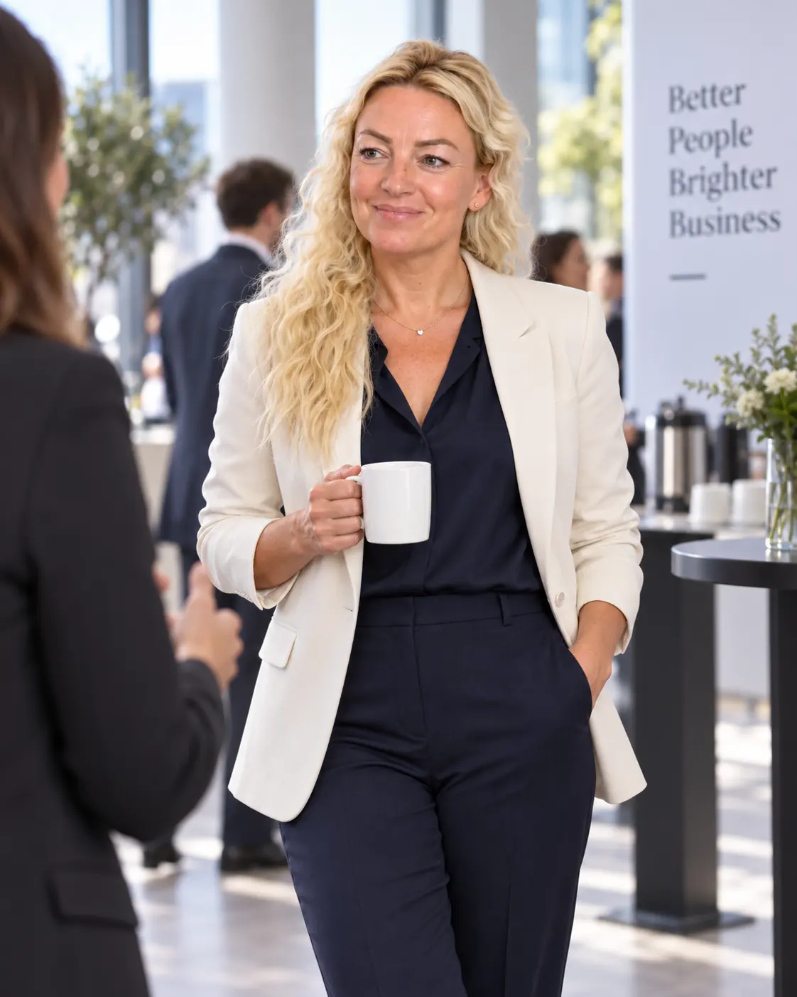 Diana Reck, Marketing-Strategin, mit Kaffeetasse im Gespräch auf einem Business-Event